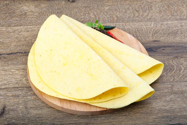 Hoop Tortilla op het houten bord — Stockfoto