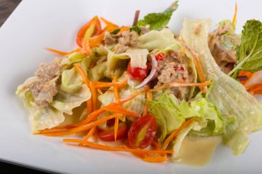 lezzetli ton balıklı salata 