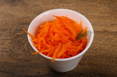 Kabın içinde rendelenmiş havuç