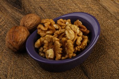 Kabın içinde açık ceviz 