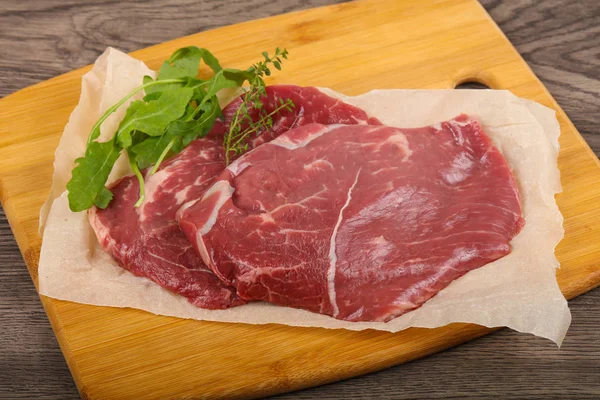 Ahşap Arka Plan Yemek Için Hazır Ham Sığır Eti Biftek — Stok fotoğraf