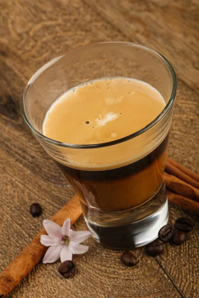 Caffè Cappuccino Fresco Con Fiori Serviti Alla Cannella — Foto Stock