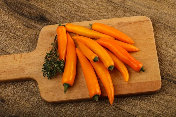 Pimientos Amarillos Picantes Amontonan Sobre Fondo Madera — Foto de Stock