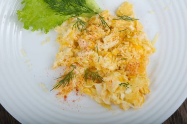 Çırpılmış yumurta ile dereotu