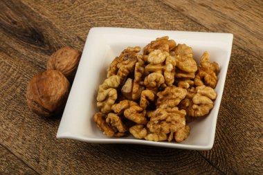 Kabın içinde açık ceviz 