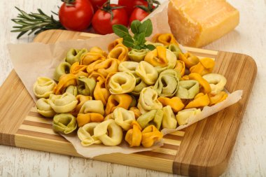 Fesleğenli - yemek için hazır çiğ tortellini