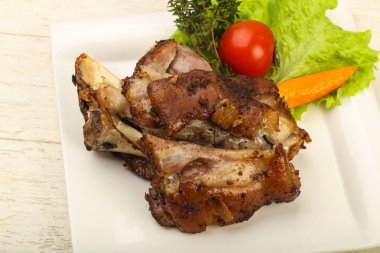 Kavrulmuş domuz diz dijon hardal sos ile