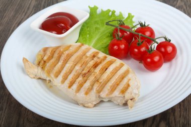 Izgara tavuk göğsü Barbekü sos ile