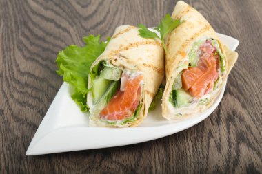 Somon ekmek rulo peynir ile