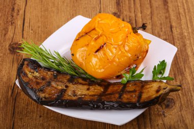 Izgara patlıcan biber ve biberiye ile