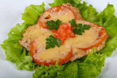 Maydanoz domates ve peynir ile pişmiş domuz eti servis