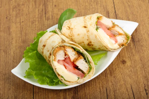 Panecillo Pollo Con Hojas Ensalada —  Fotos de Stock