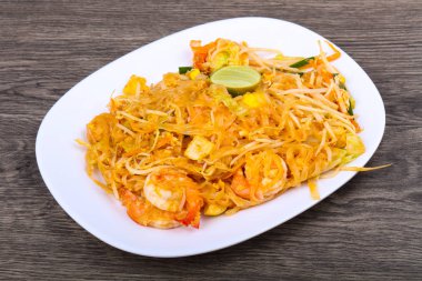 Lezzetli Keçe Tay karides, limon ve yumurta ile