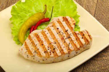 Izgara domuz biftek salata yaprakları ve biber ile