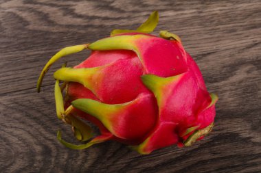 Ahşap arka plan üzerinde ünlü tropikal Dragon meyve