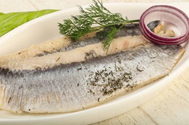 Dereotu ve soğan ile tuzlu ringa balığı filetosu