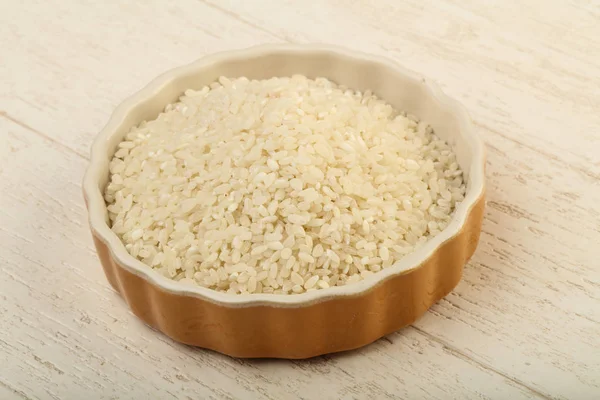 Сырая куча риса в миске — стоковое фото