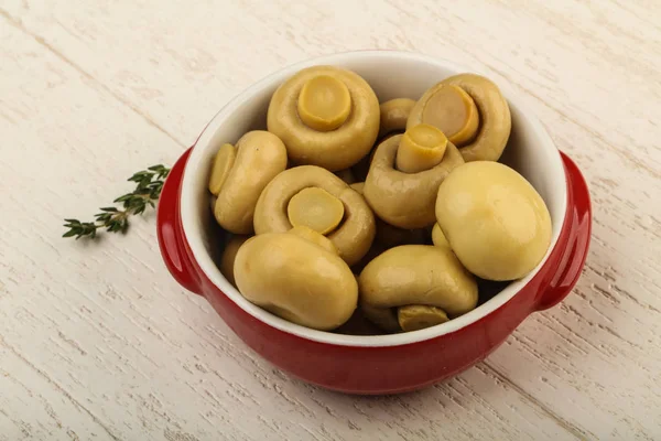 Champignons marinés dans le bol — Photo