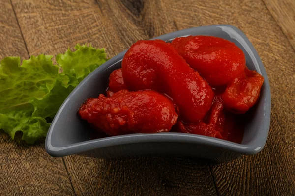 Geschälte Tomaten Mit Saft Der Schüssel — Stockfoto