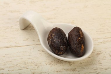 Culinare için kase iki Nutmegs ahşap arka plan üzerinde kullanın 