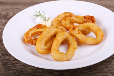 Gevrek kalamar tempura Sarımsak soslu sıcak