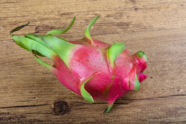Dragonfruit - ahşap arka plan üzerinde Olgun Asya meyve