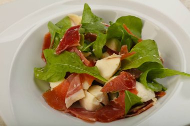 Salata proscuitto, mozzarella peyniri, rucola ve zeytin yağı