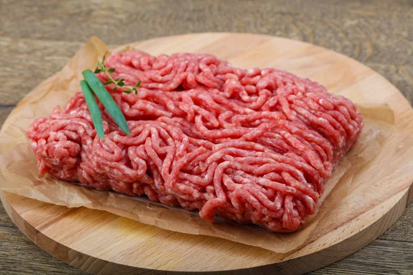 Carne Moída Crua Com Cebola Pronta Para Cozinhar — Fotografia de Stock