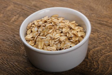 Kabın içinde çiğ yulaf ezmesi