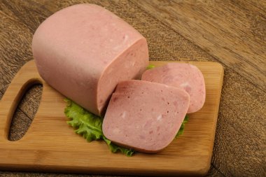 Jambon salata yaprakları üzerinde