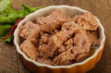 Kavanozda konserve ton balığı pişmeye hazır.