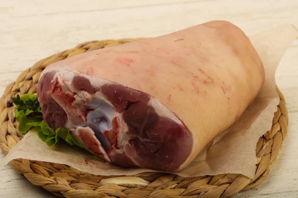 原始的肥猪肉膝盖准备做饭 — 图库照片