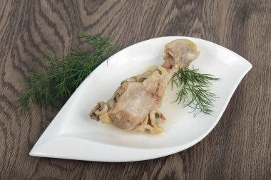 Dereotu servis haşlanmış tavuk budu