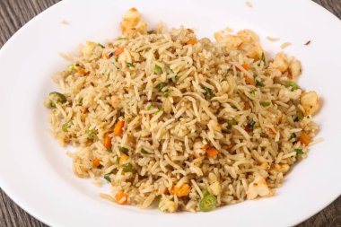 Karides ile kızarmış pirinç