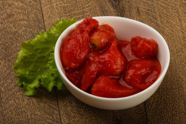 Kabın içinde soyulmuş domates