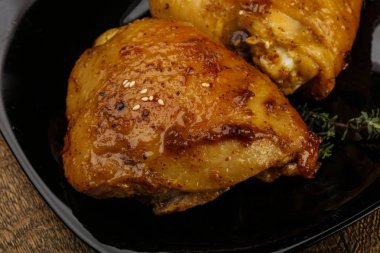 Kızarmış tavuk butları.