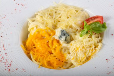 Dört peynir ile makarna fesleğen hizmet