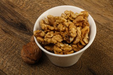 Kabın içinde açık ceviz 