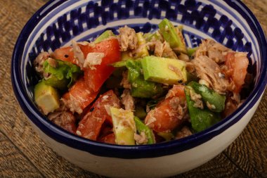 Ton balığı ve Avokado salatası