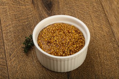 Dijon hardalı kabın içinde