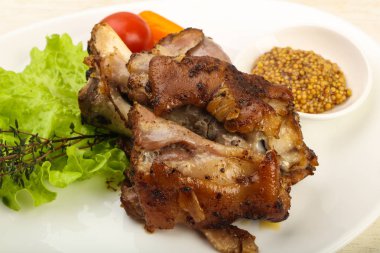 Kavrulmuş domuz diz