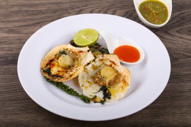 Ispanak ile pişmiş tarak