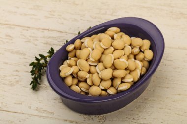 Kabın içinde çiğ beyaz fasulye