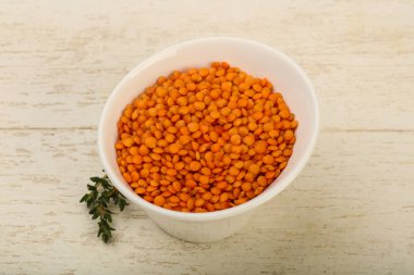 Kabın içinde portakal mercimek