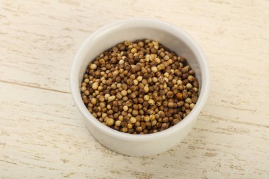 Kabın içinde kişniş tohumu