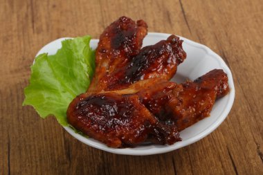 Kızarmış tavuk kanadı.