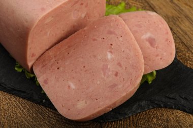 Jambon salata yaprakları üzerinde
