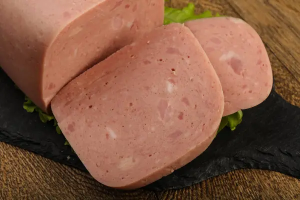Jambon salata yaprakları üzerinde