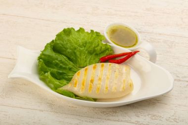 Izgara kalamar deniz ürünleri sos ile