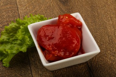 Kabın içinde soyulmuş domates